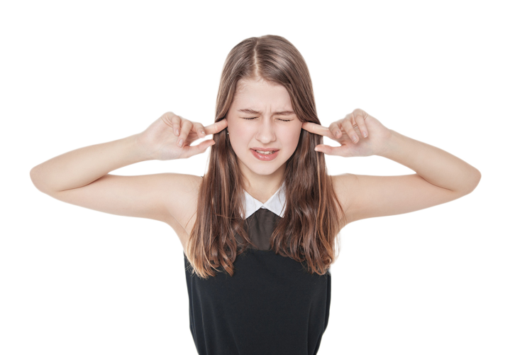 Tinnitus Frau mit Zeigefinger in den Ohren und schmerzverzerrtem Gesicht